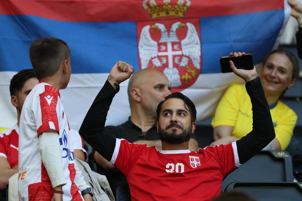 Srbija, SVedska, navijaci (7).jpg
