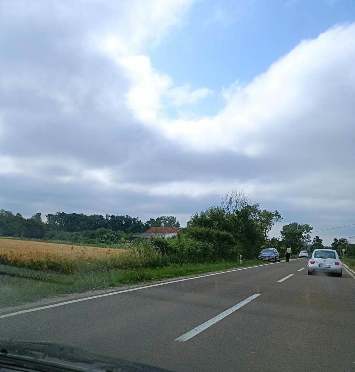 Auto završio na drvetu pored puta