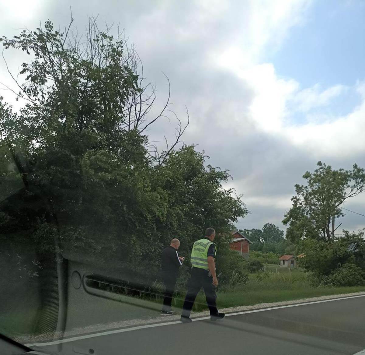 Auto završio na drvetu pored puta