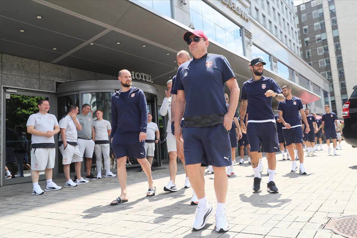 Fudbaleri u šetnji  (5).jpg