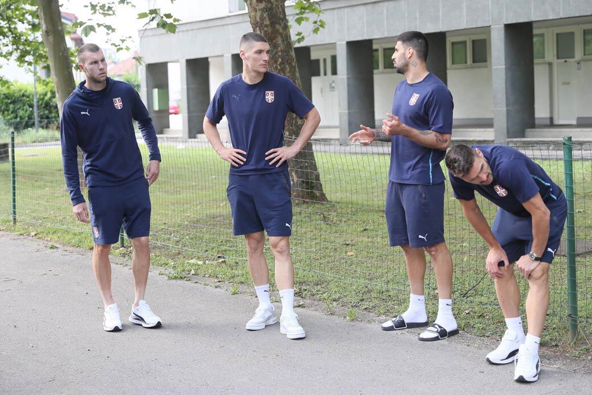 Fudbaleri u šetnji  (10).jpg