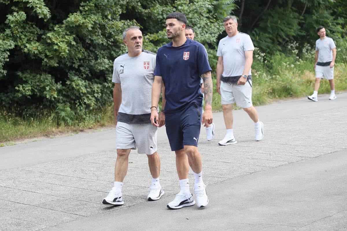 Fudbaleri u šetnji  (11).jpg