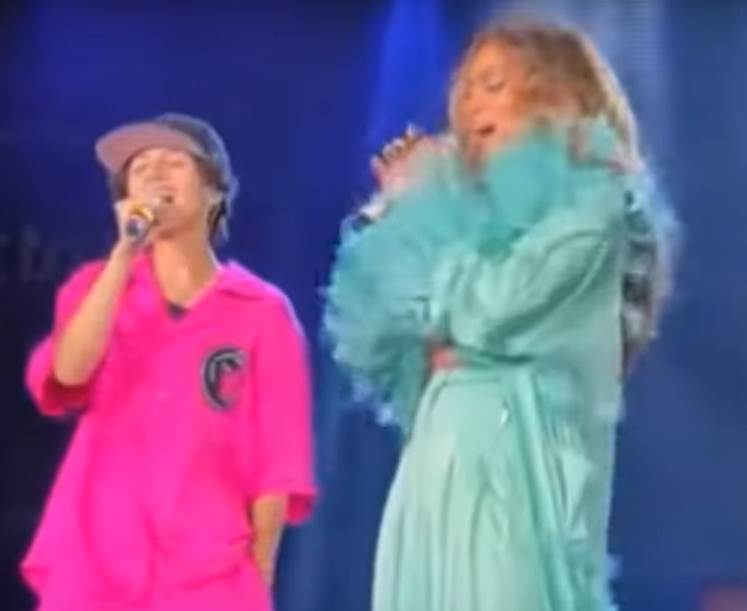 dzenifer lopez sa cerkom (2).png