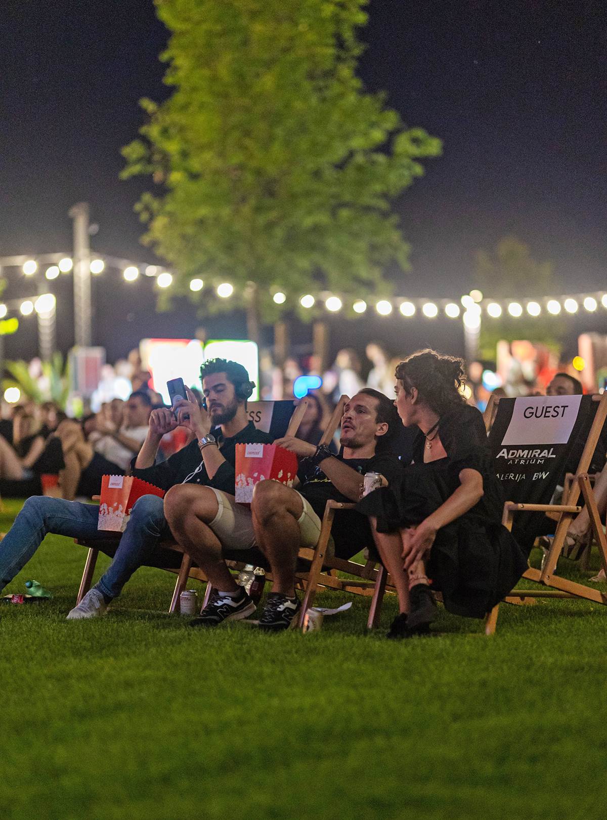 Članovi ekipe Survivor prilikom gledanja filma.jpg