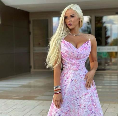 Ana Grozdanović u miniću