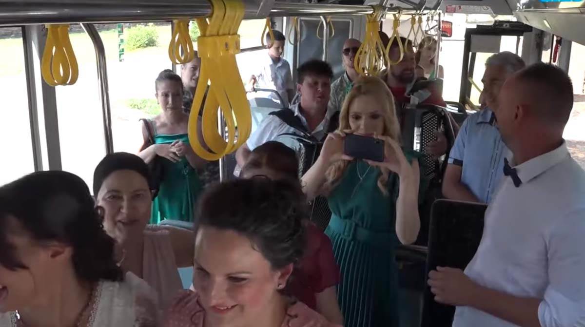 večanje u autobusu  (2).jpg