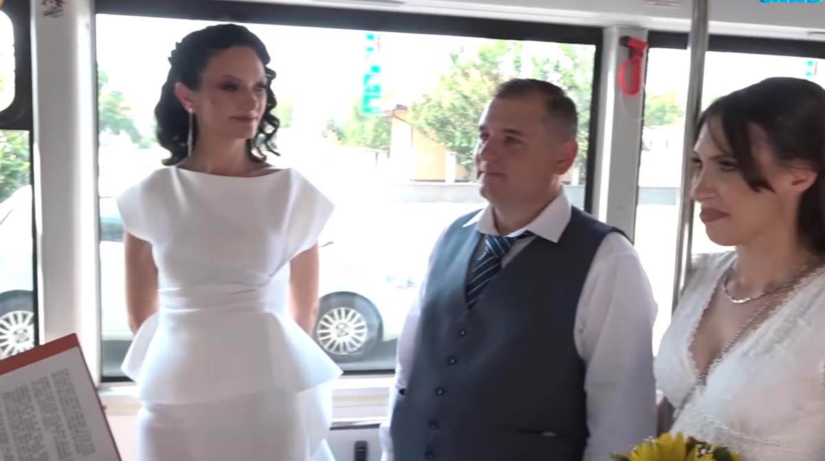 večanje u autobusu 5.jpg