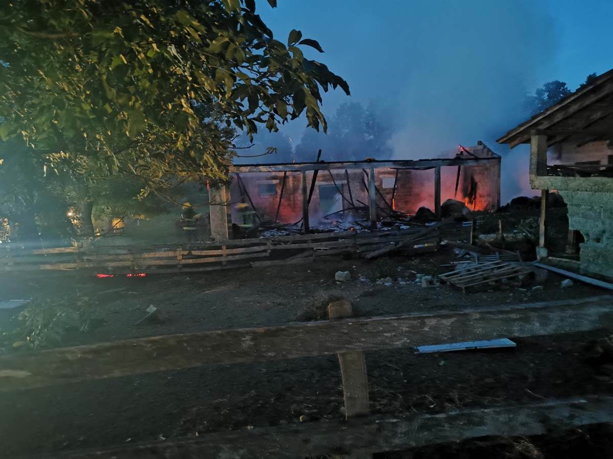 Senara u selu kod Čačka izgorela do temelja  (2).jpg