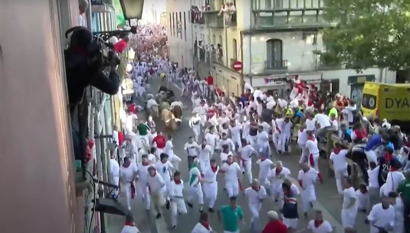 trcanje s bikovima u pamploni (4).png