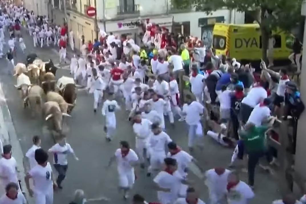 trcanje s bikovima u pamploni (5).png