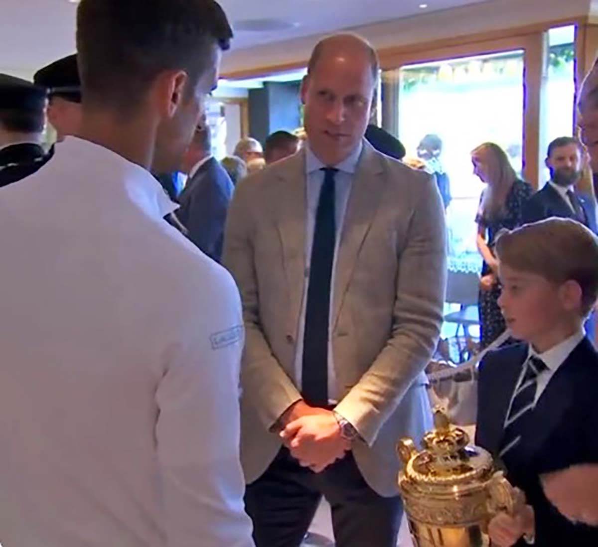 Djokovic i princ trofej Vimbldon (3).jpg