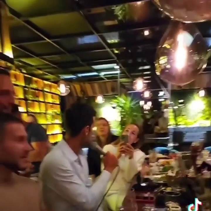 Novak Djokovic, Jelena Djokovic, Pevanje (10).png