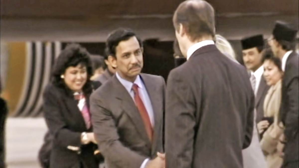 Real Royalty - The Lavish Life Of The Sinister Sultan Of Brunei Asia's Monarchies Real Royalty [5LOFpi-1L4o - 1250x703 - 45m58s].png