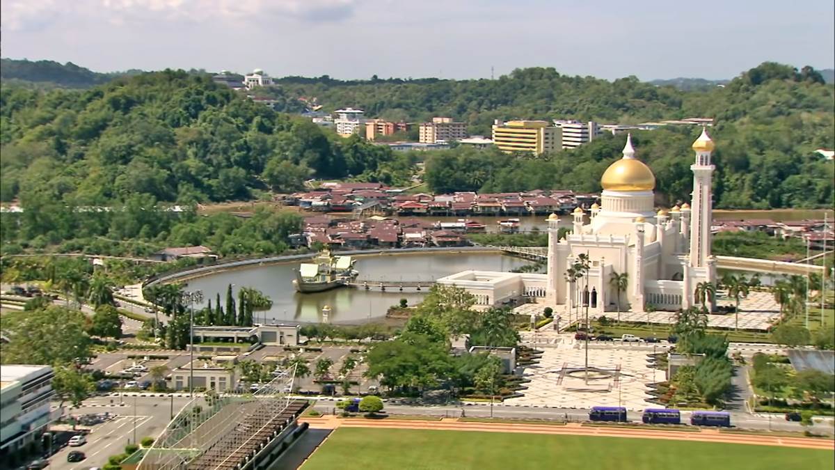 Real Royalty - The Lavish Life Of The Sinister Sultan Of Brunei Asia's Monarchies Real Royalty [5LOFpi-1L4o - 1250x703 - 2m25s].png