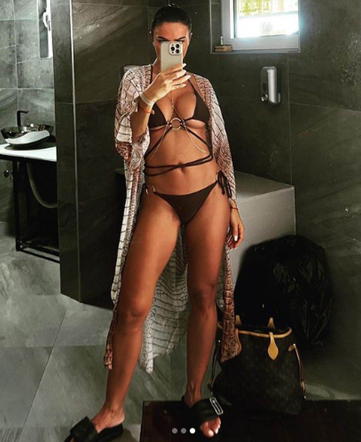 Sindi ima pirsing na usni