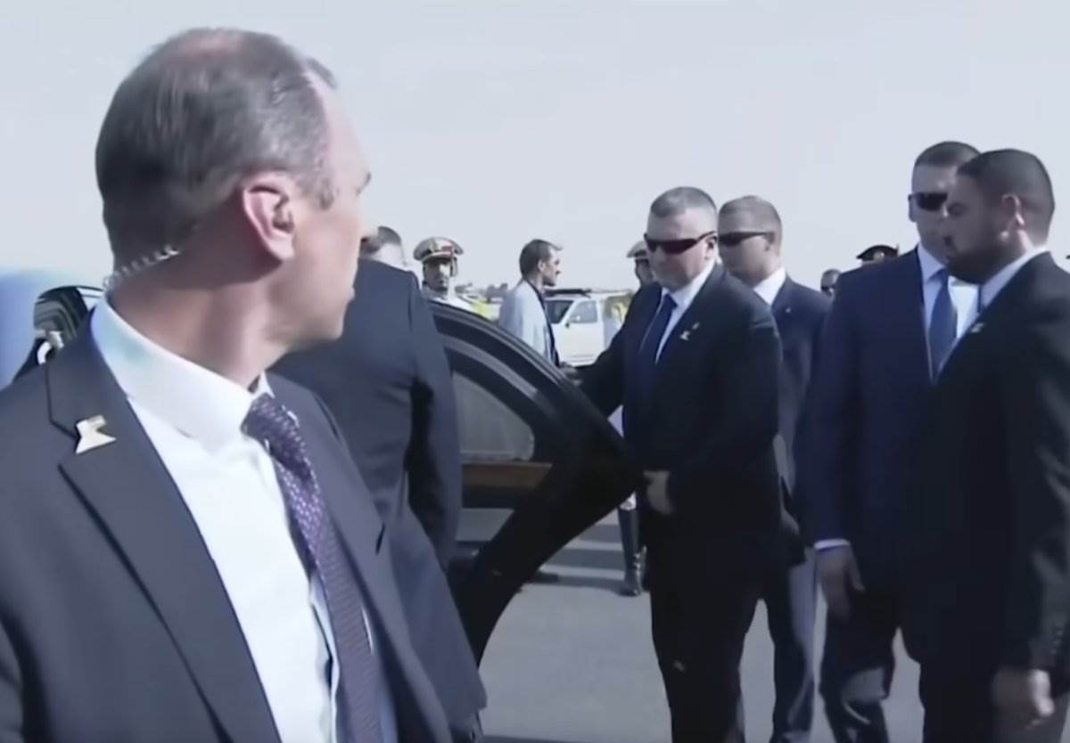 Putinovo obezbeđenje brisalo kvaku na kolima