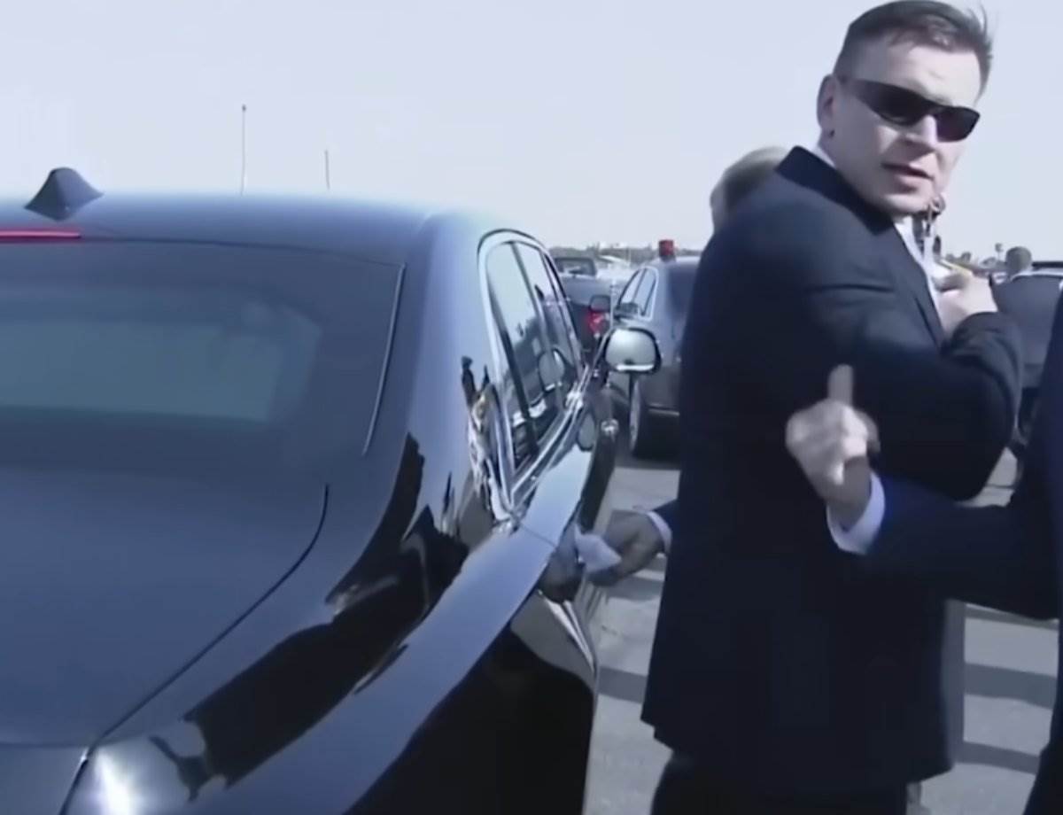 Putinovo obezbeđenje brisalo kvaku na kolima