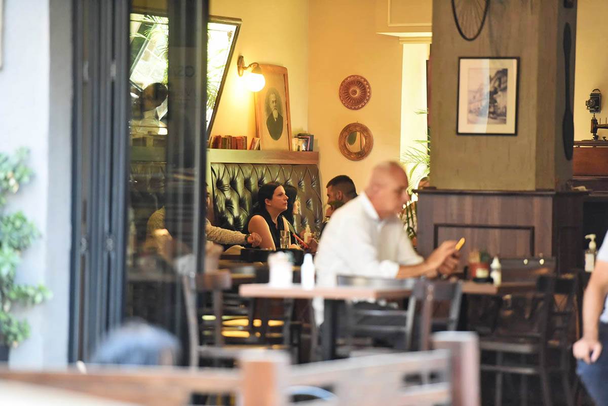 Zoran Marjanovic ceka presudu u restoranu (5).jpeg