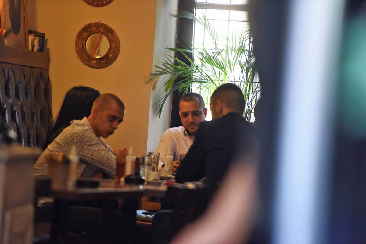 Zoran Marjanovic ceka presudu u restoranu (6).jpeg