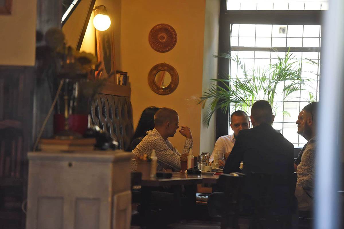 Zoran Marjanovic ceka presudu u restoranu (7).jpeg