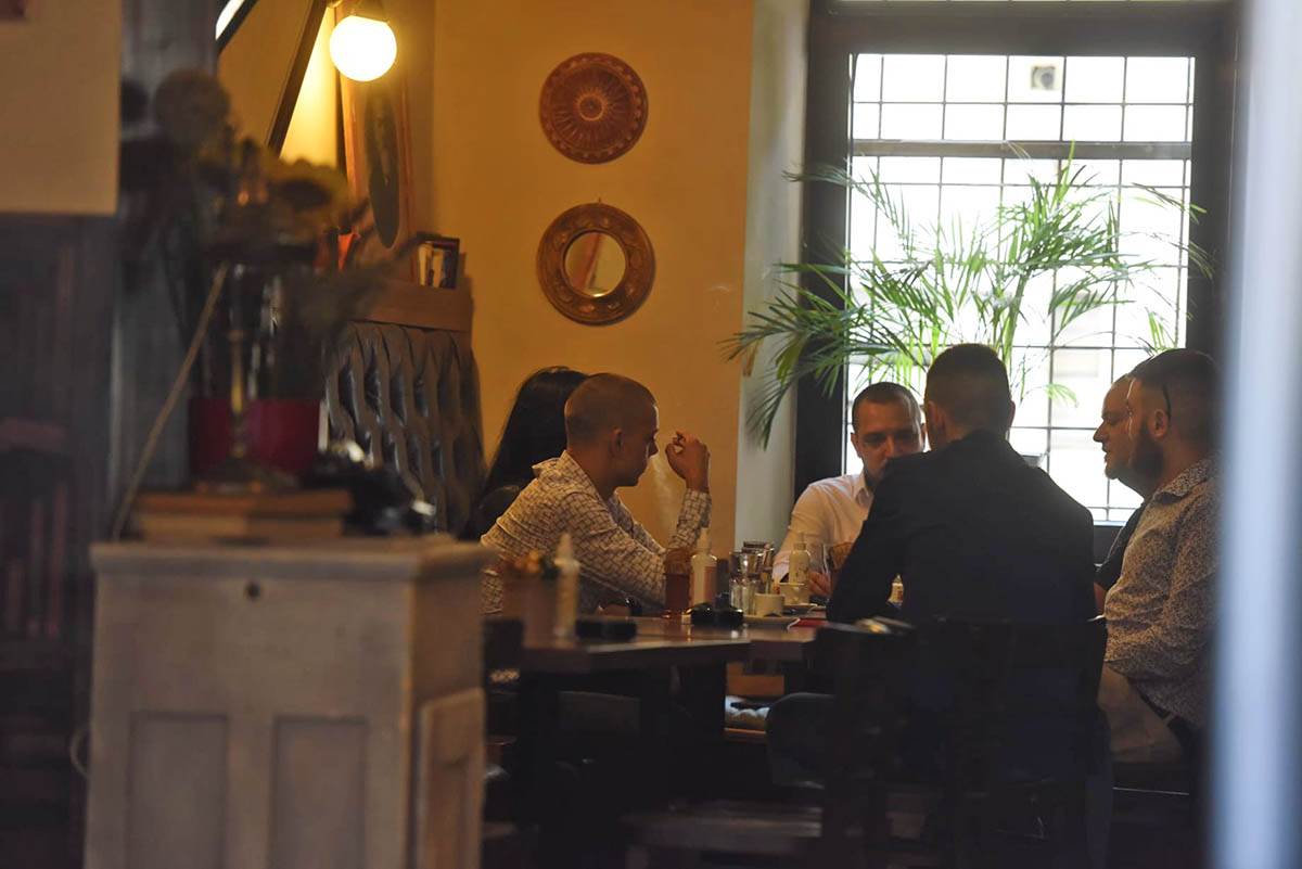 Zoran Marjanovic ceka presudu u restoranu (8).jpeg