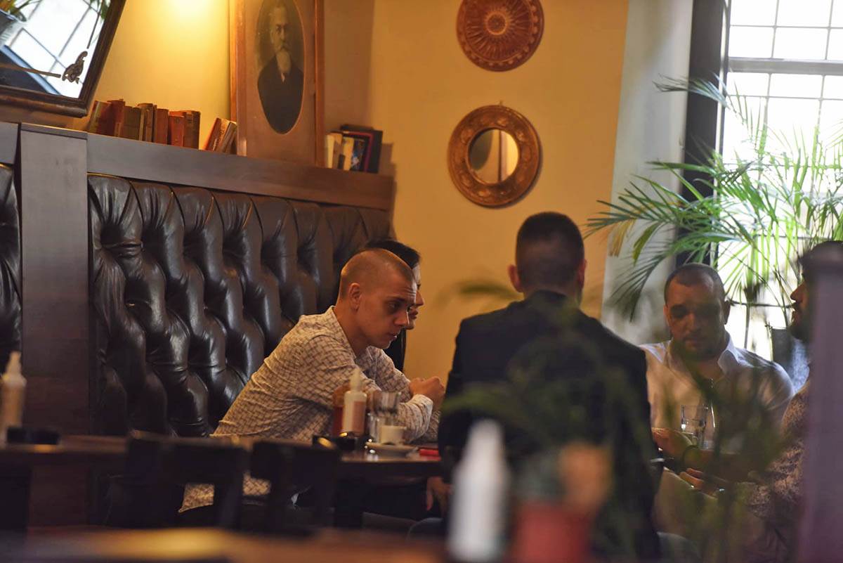 Zoran Marjanovic ceka presudu u restoranu (1).jpeg