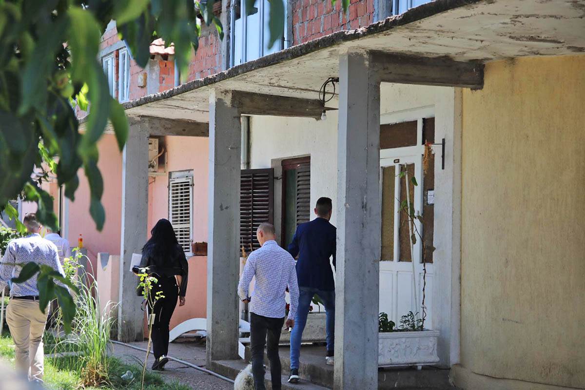 Zoran Marjanovic ispred kuce u Borci (5).jpeg