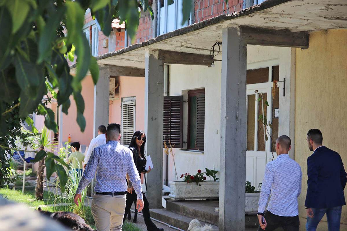 Zoran Marjanovic ispred kuce u Borci (8).jpeg