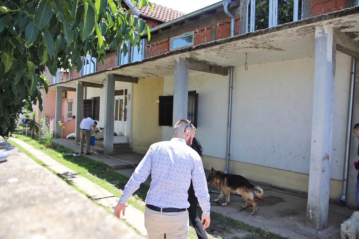 Zoran Marjanovic ispred kuce u Borci (11).jpeg