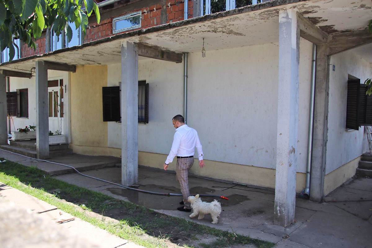 Zoran Marjanovic ispred kuce u Borci (13).jpeg