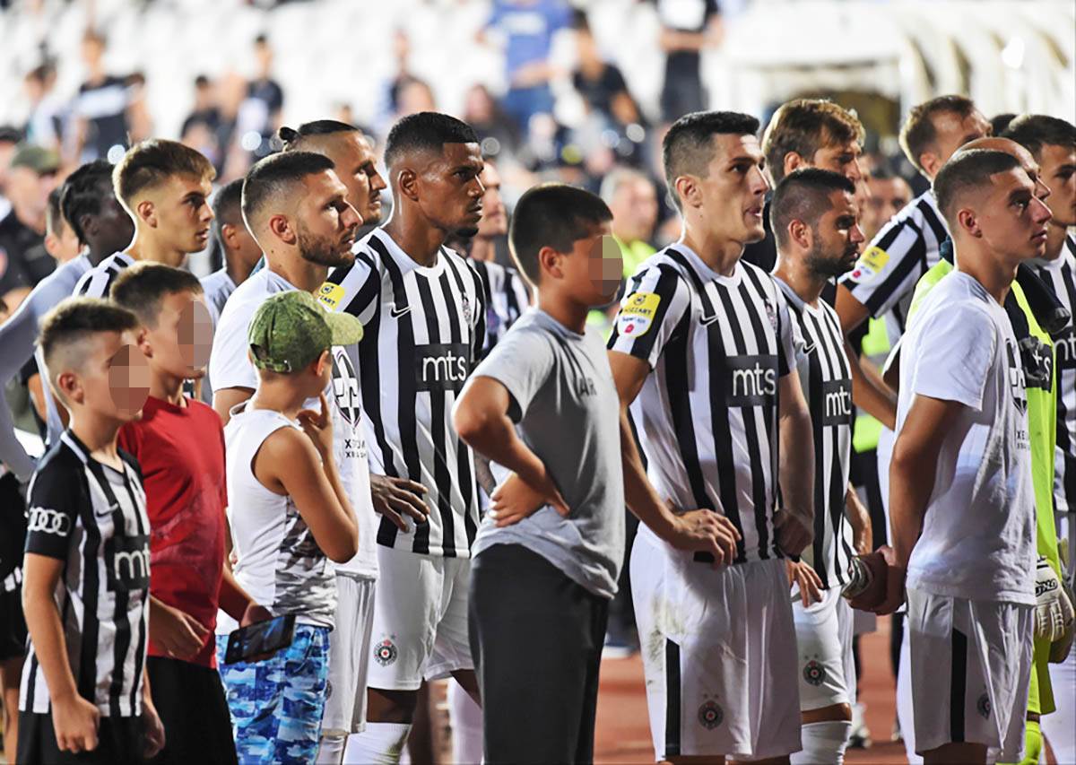 PARTIZAN TSC Igraci Partizana ispred Juga (4).jpg