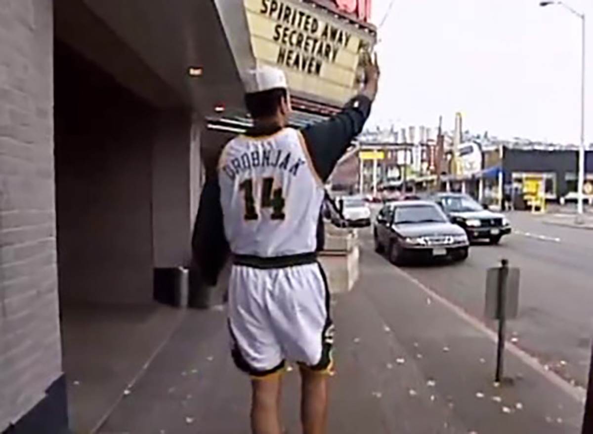 Predrag Drobnjak deli hranu (2).jpg