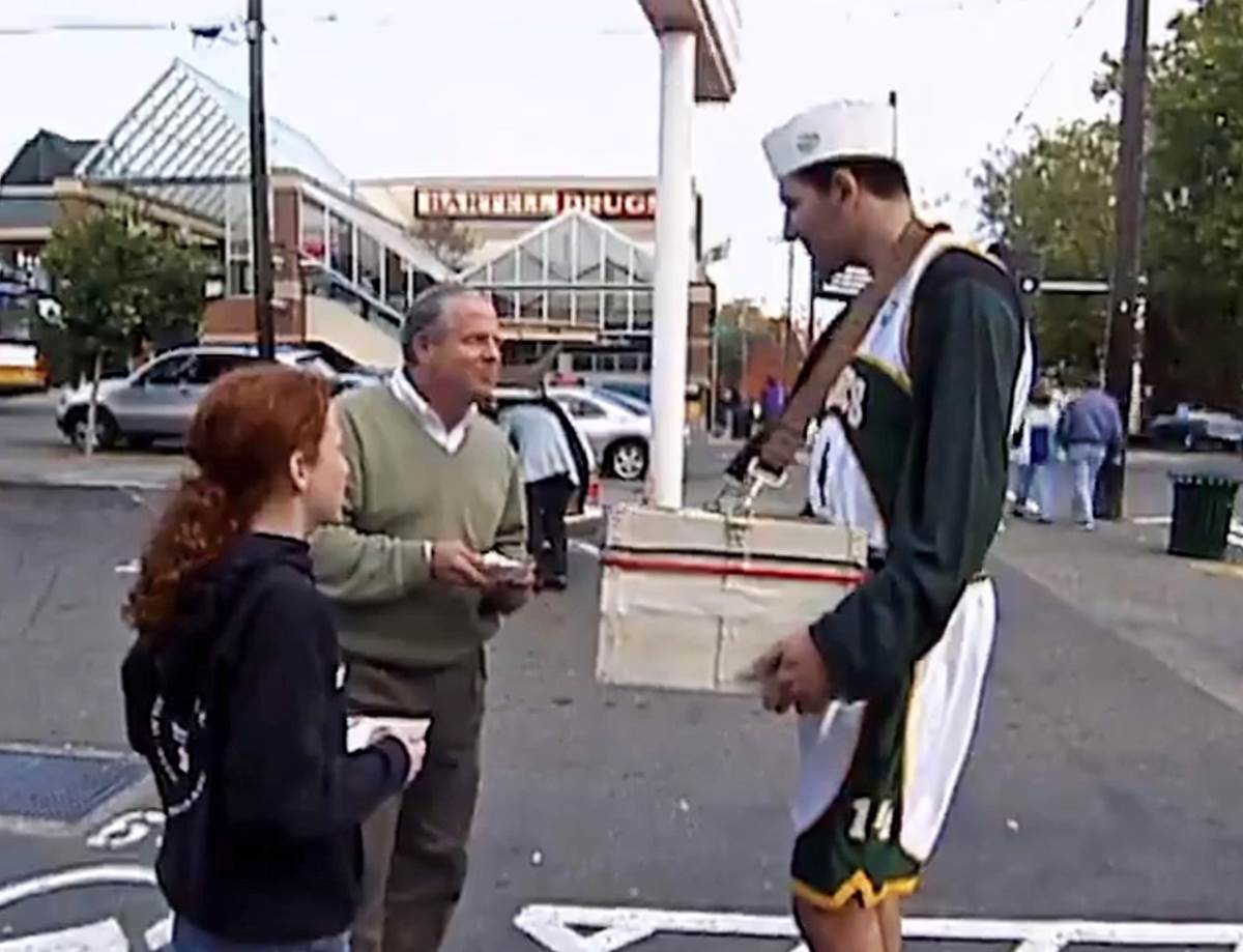 Predrag Drobnjak deli hranu (3).jpg