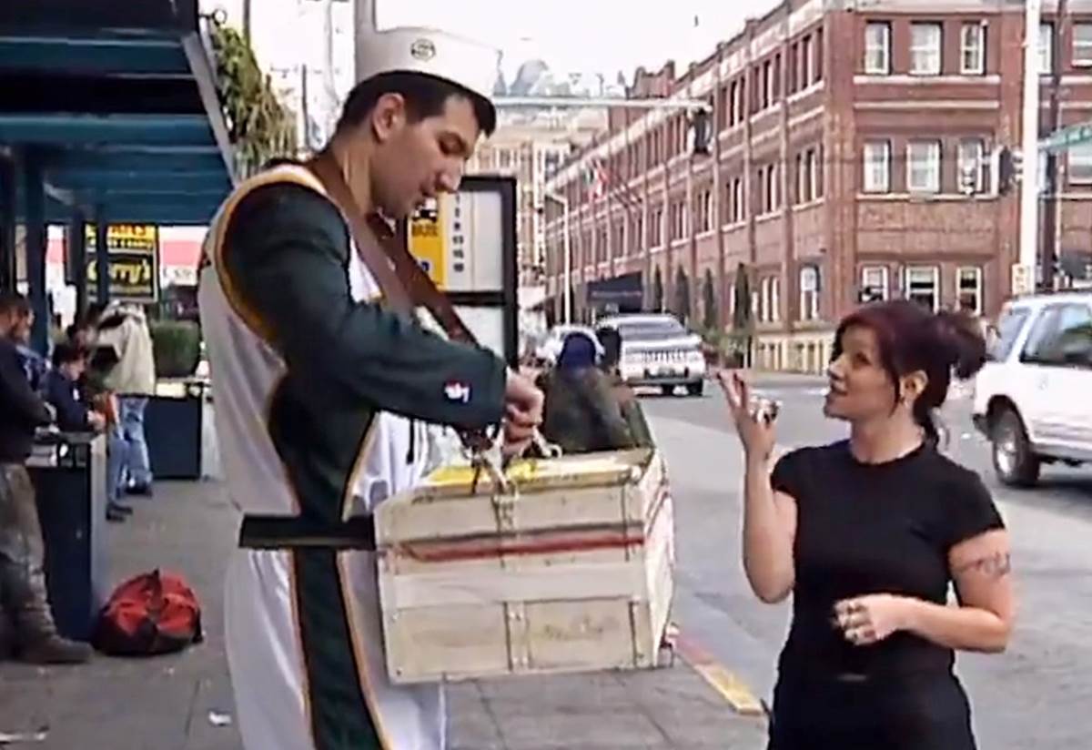 Predrag Drobnjak deli hranu (4).jpg