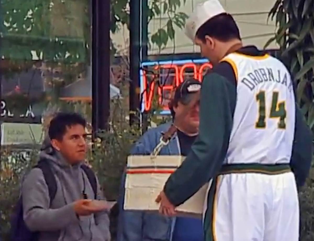 Predrag Drobnjak deli hranu (5).jpg