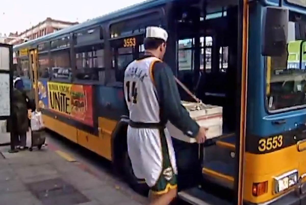 Predrag Drobnjak deli hranu (6).jpg