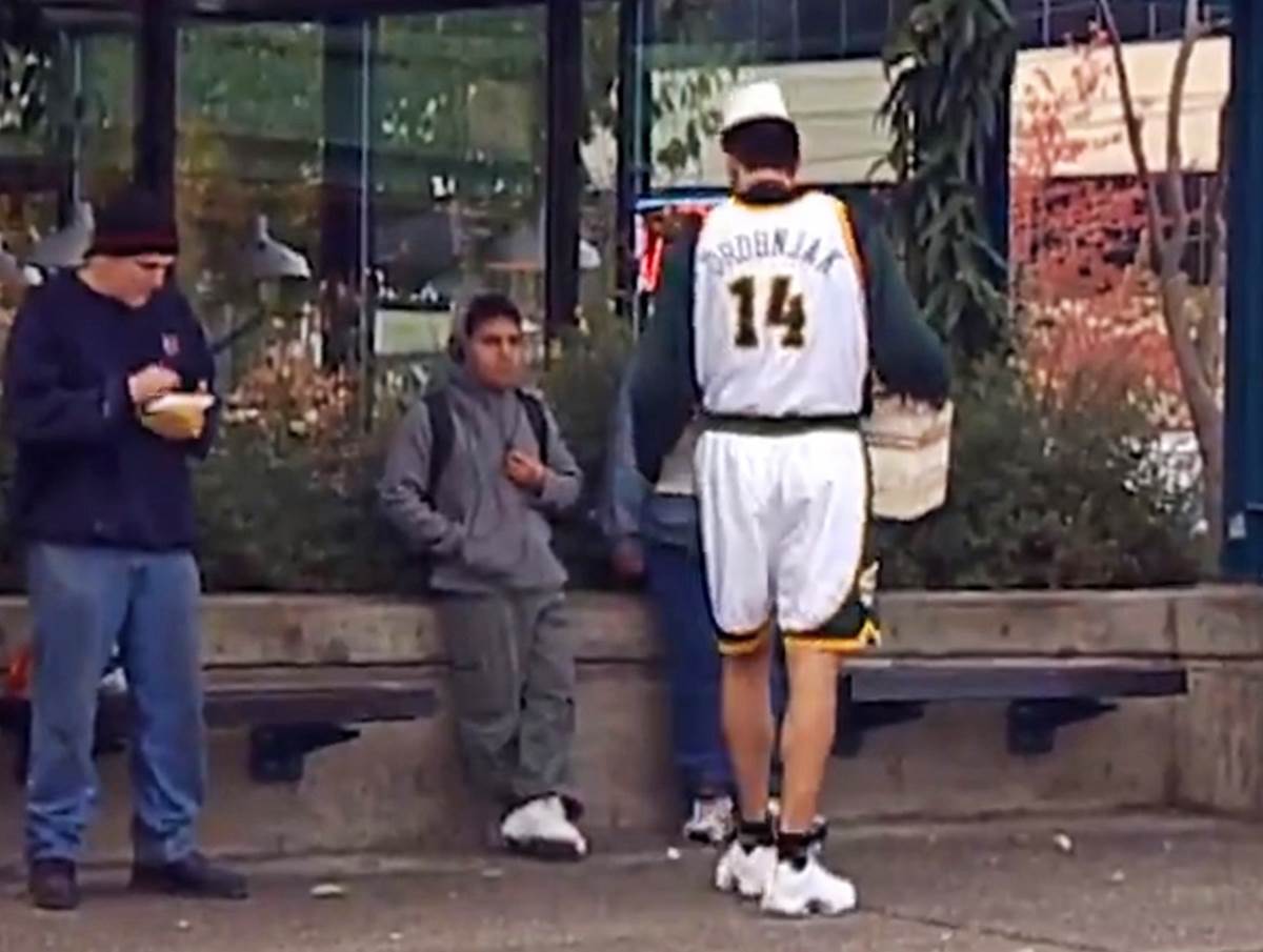 Predrag Drobnjak deli hranu (8).jpg