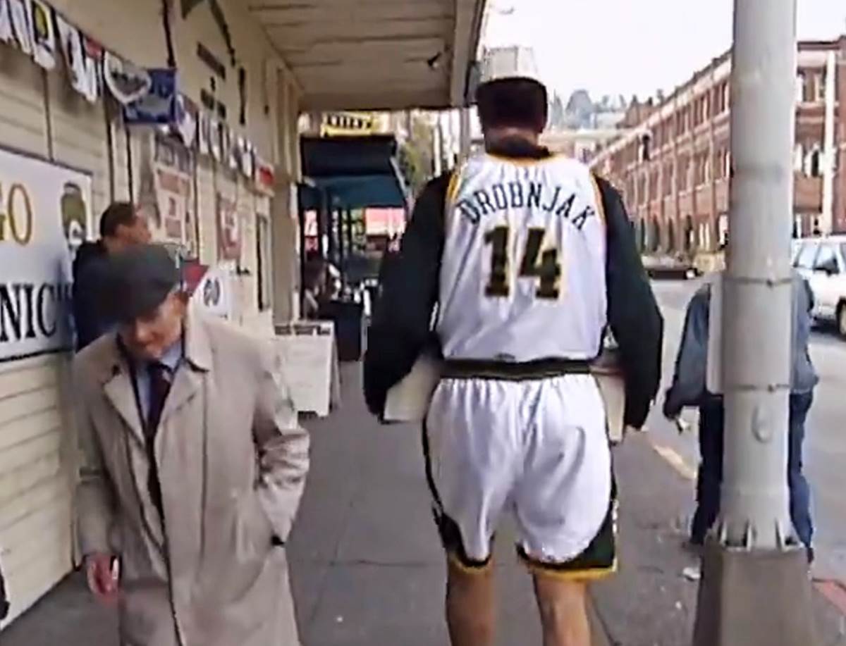 Predrag Drobnjak deli hranu (10).jpg