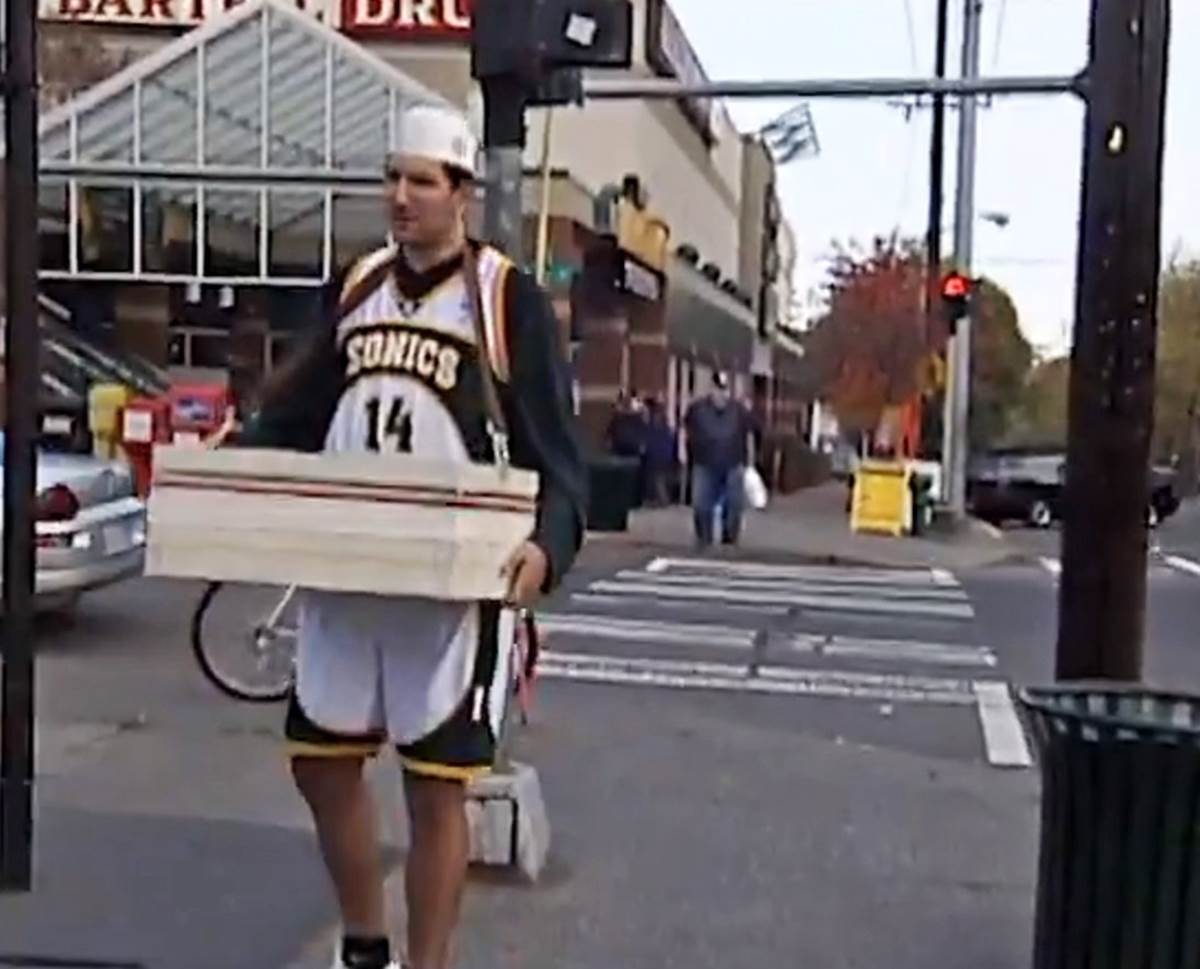 Predrag Drobnjak deli hranu (11).jpg