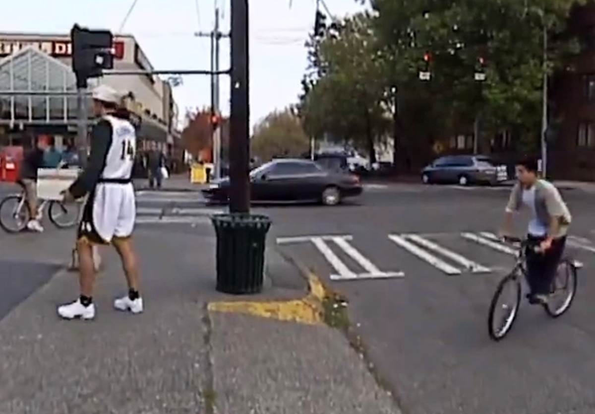 Predrag Drobnjak deli hranu (1).jpg