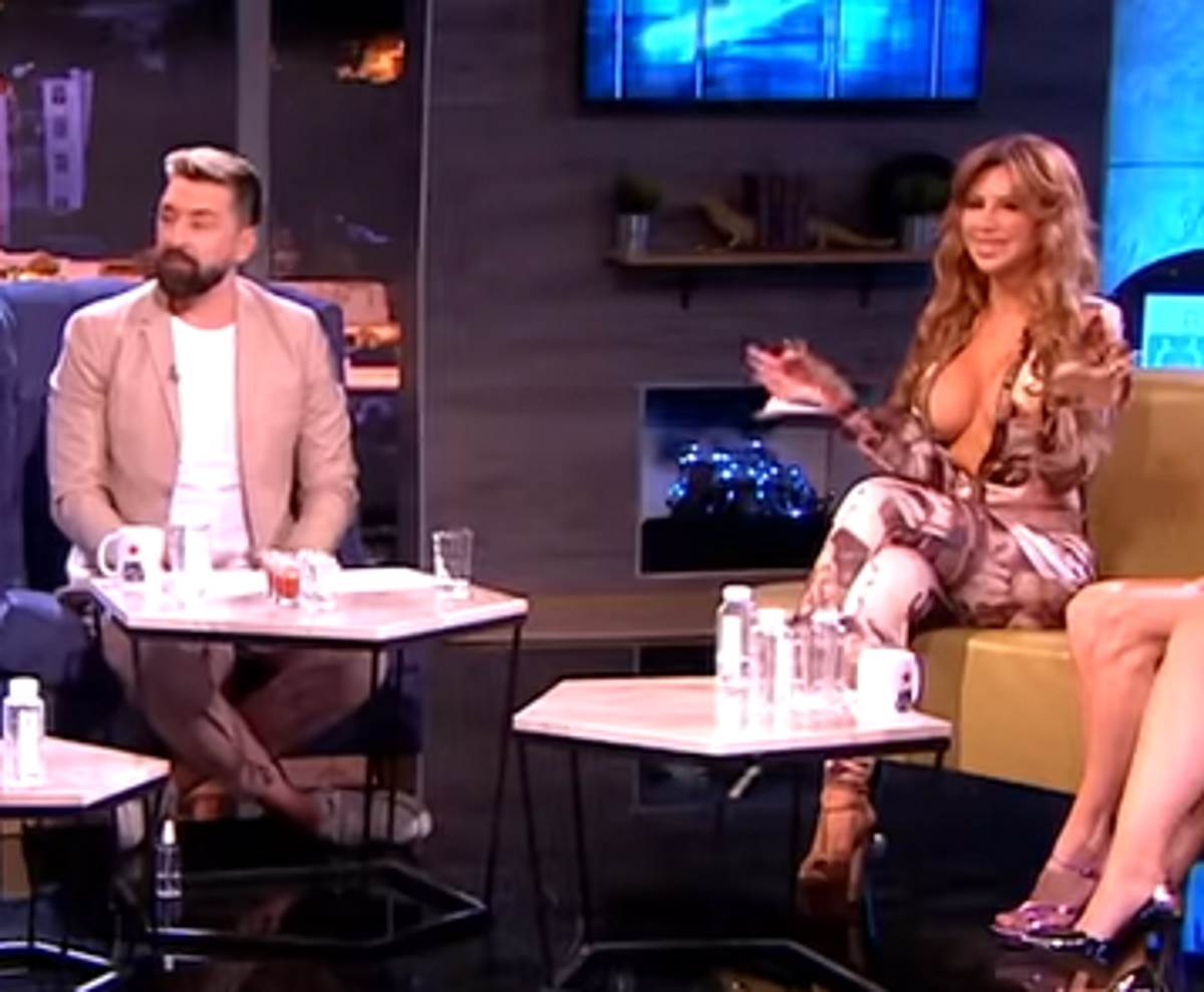 Stanijin dekolte u Amidži šou