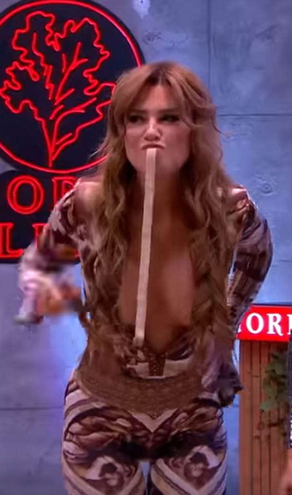 Stanijin dekolte u Amidži šou