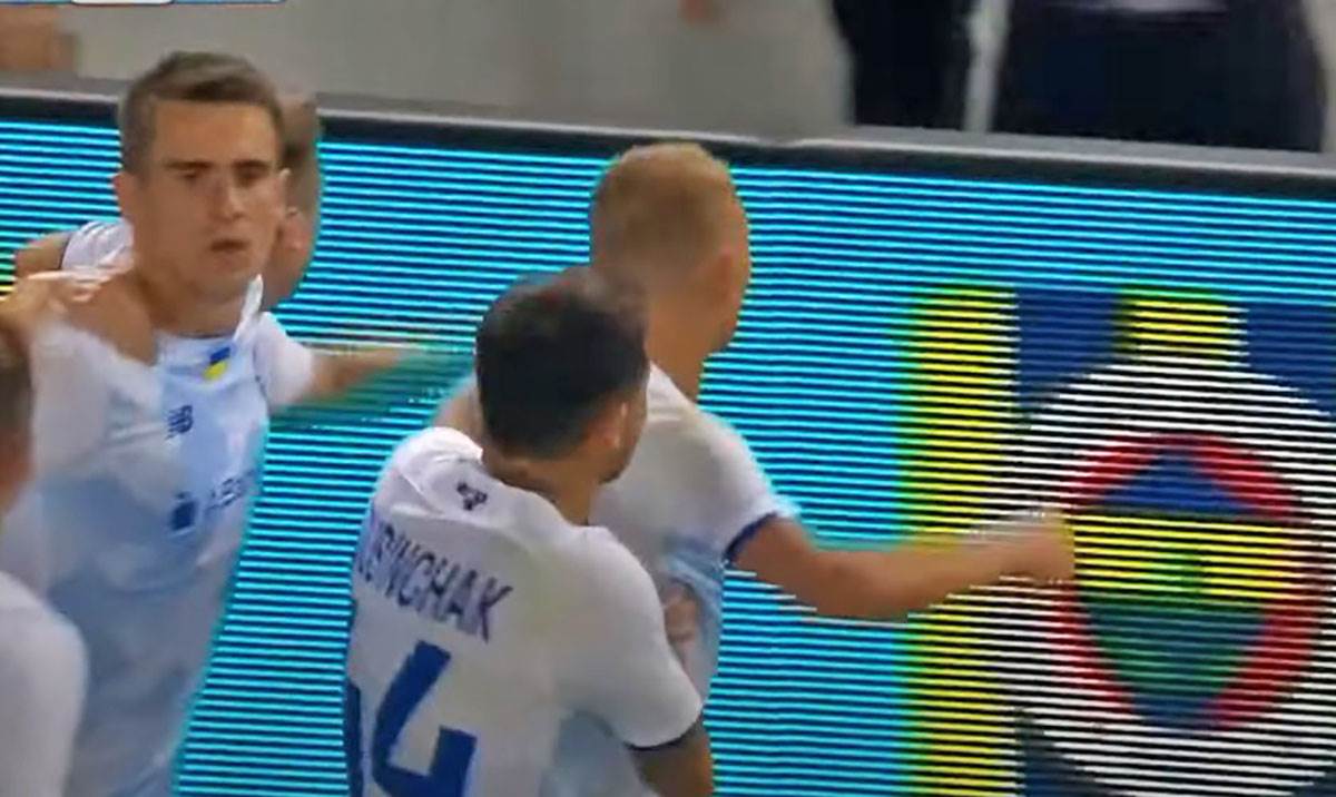 Dinamo Kijev proslava gola (6).jpg