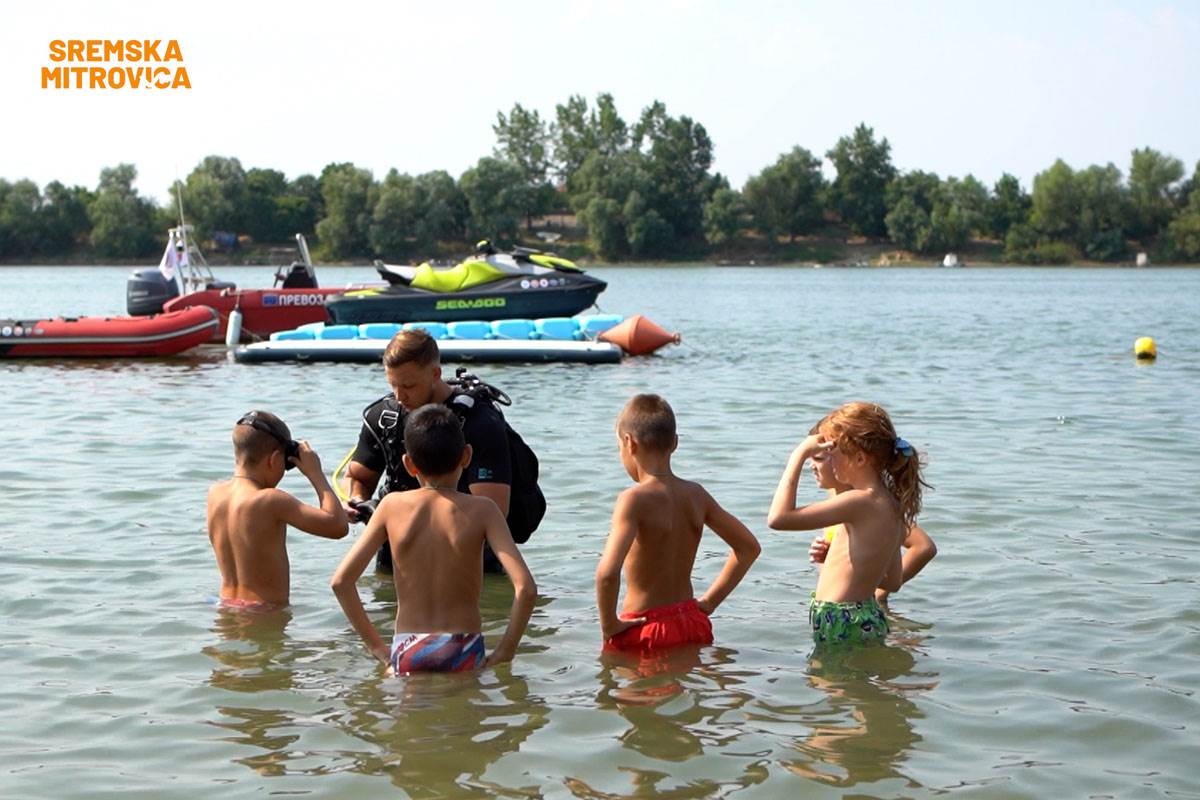 - 16x9.00_00_13_08.Still034.jpg