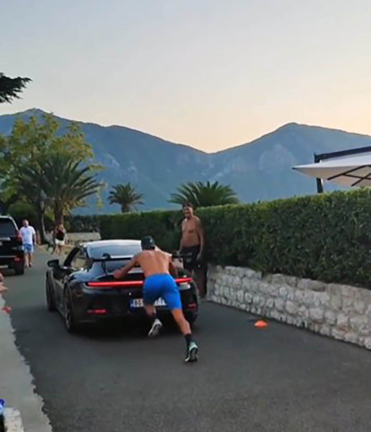 Djokovic gura Porse (1).jpg