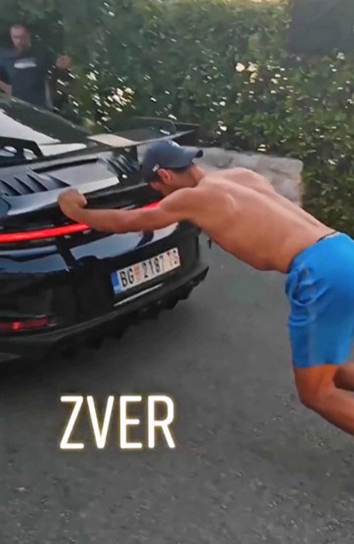 Djokovic gura Porse (2).jpg