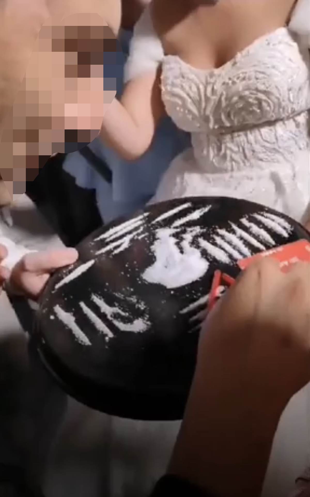 mladenci smrcu beli prah (6).PNG