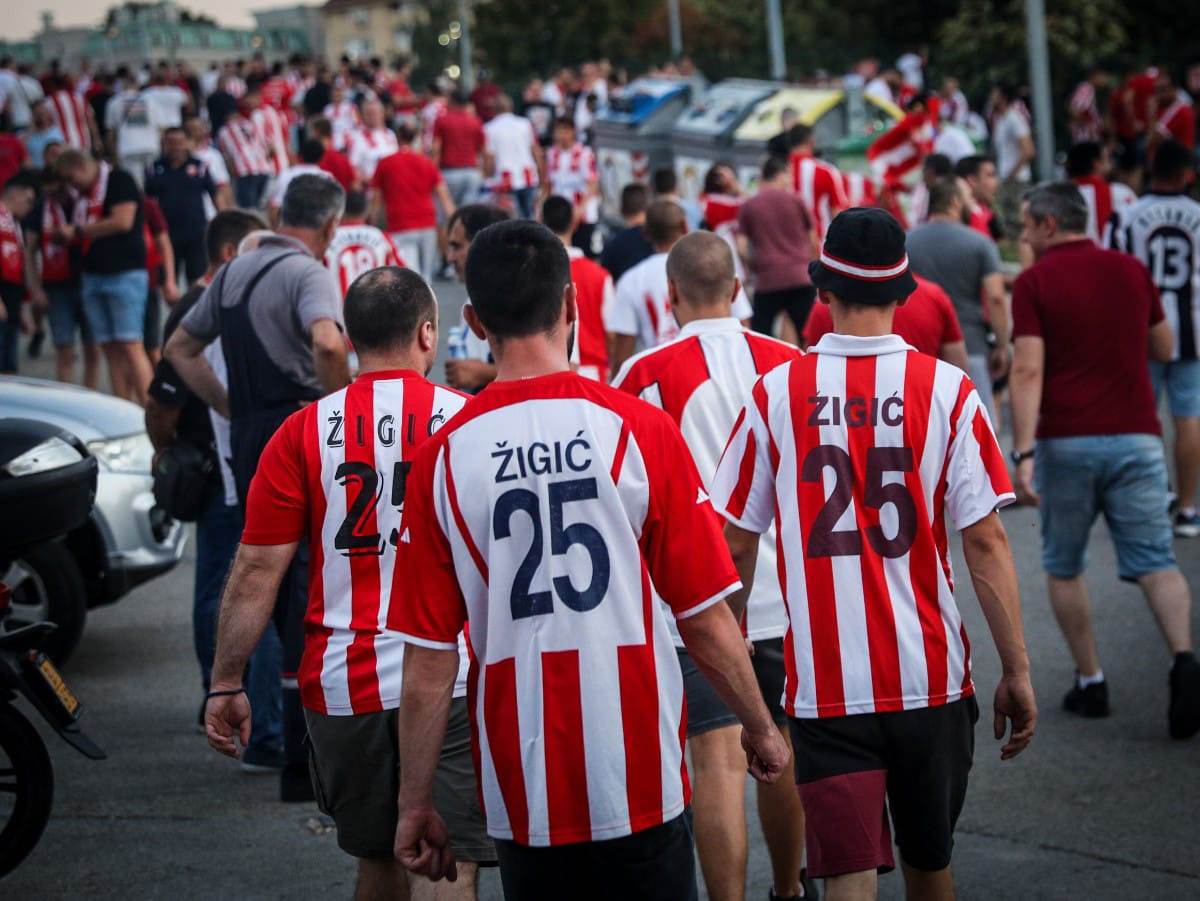 Crvena Zvezda, Navijači, Dresovi (3).jpg