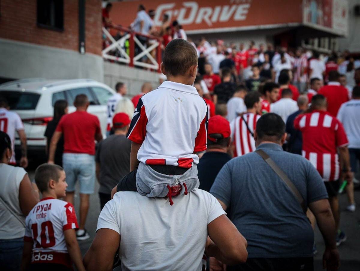 Crvena Zvezda, Navijači, Dresovi (5).jpg