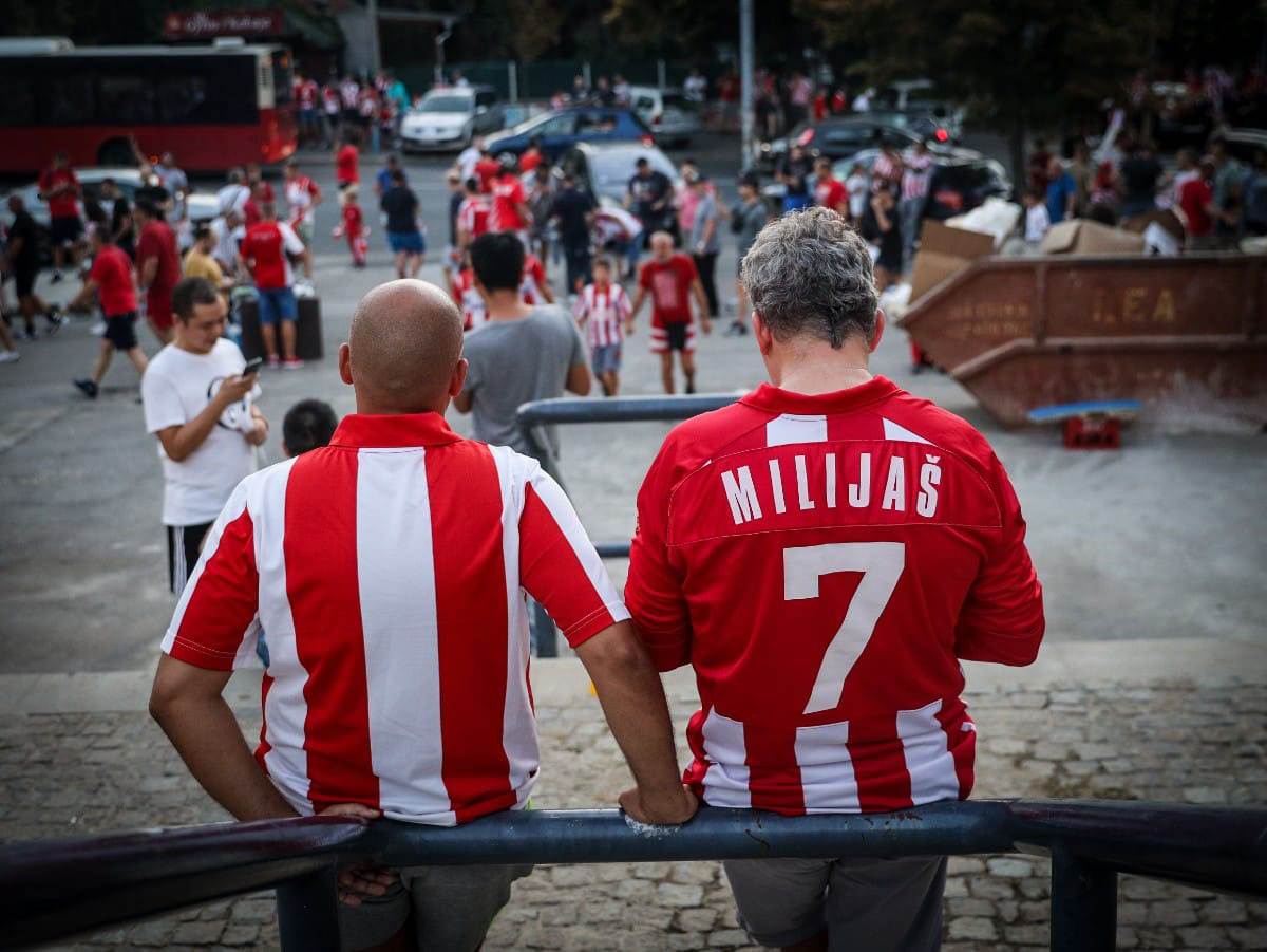 Crvena Zvezda, Navijači, Dresovi (7).jpg